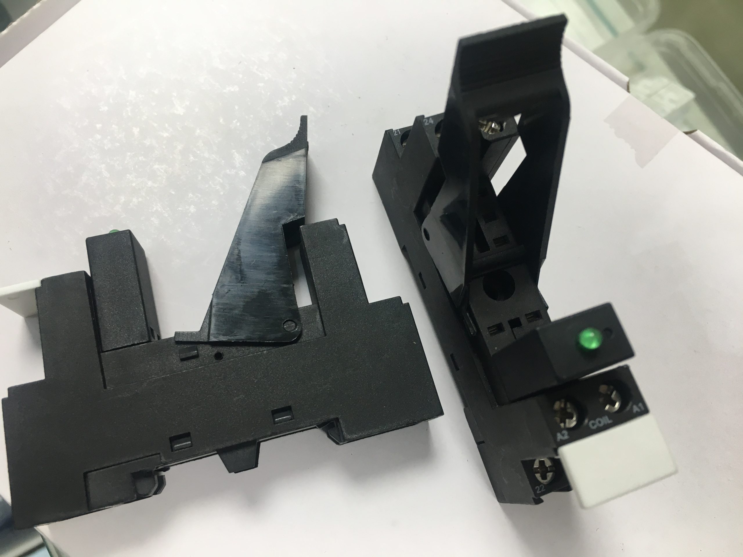 2C-REELY 3 (1) سوکت رله ریلی کتابی 8 پین با LED (6~24V)